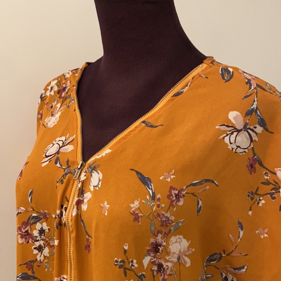 Persaya Mustard Yellow Floral Zippered Blouse with Cuffed Short Sleeves - Picture 4 of 12